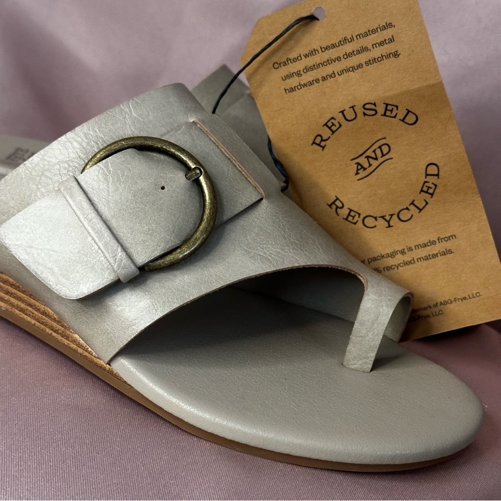 COPY - Frye And Co Womens Quincey Thong Sandals Taupe Gray Faux Leather Wedge 8… - Picture 7 of 16